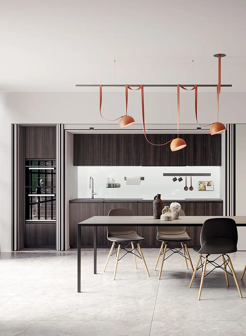 Cucina elegante Kalì in legno scuro con lampade arancioni