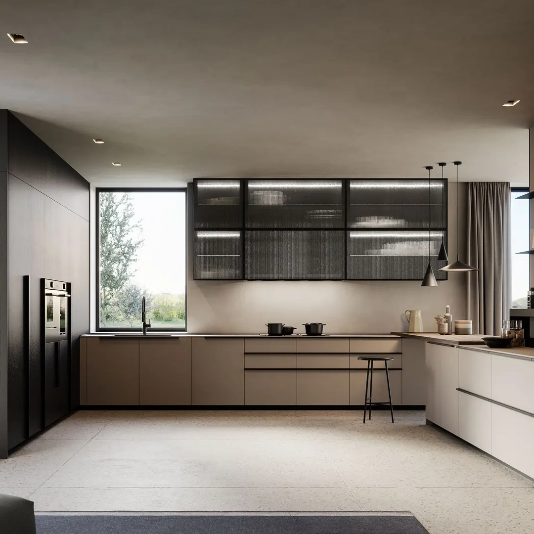 Cucina minimal con scaffali neri eleganti a Casalpusterlengo
