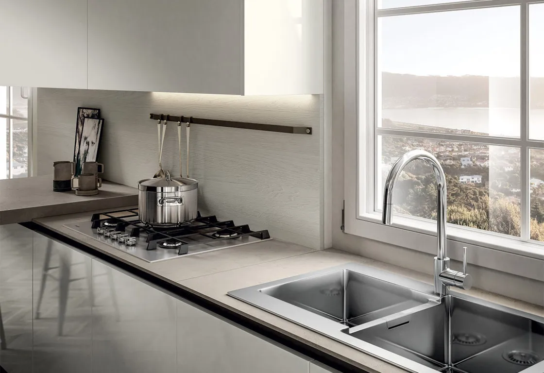 Lavabo bianco classico con elementi moderni per cucina contemporanea